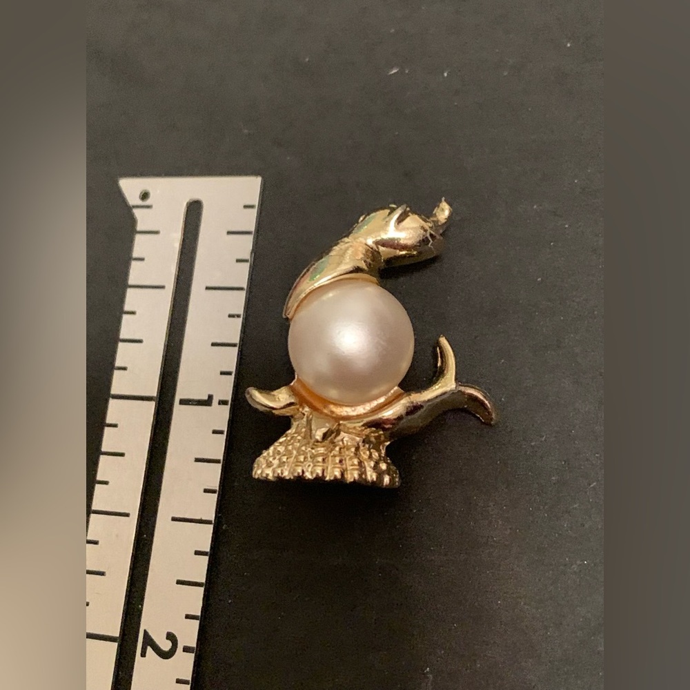 Vintage gold snd pearl brooch